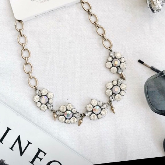 💠JUST IN 💠 Cluster Flowers Statement Necklace - Picture 1 of 2